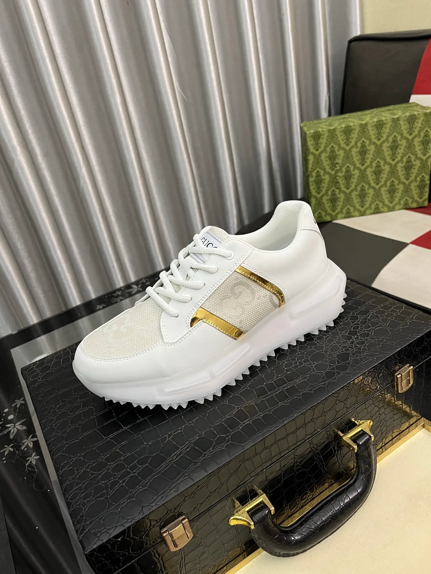 Men's Men's Shoes 💰458⌚️⌚️【GUCCI】Gucci men's latest white shoe series casual shoes! The official website is built 1:1. Upper: Made of imported cowhide, with electric embroidery ➕Inner lining: Made of high-quality first-layer pigskin, soft and comfortable. Picky material selection and exquisite workmanship give you the best enjoyment. Size: 38-44 yards, 4️⃣ colors available.
